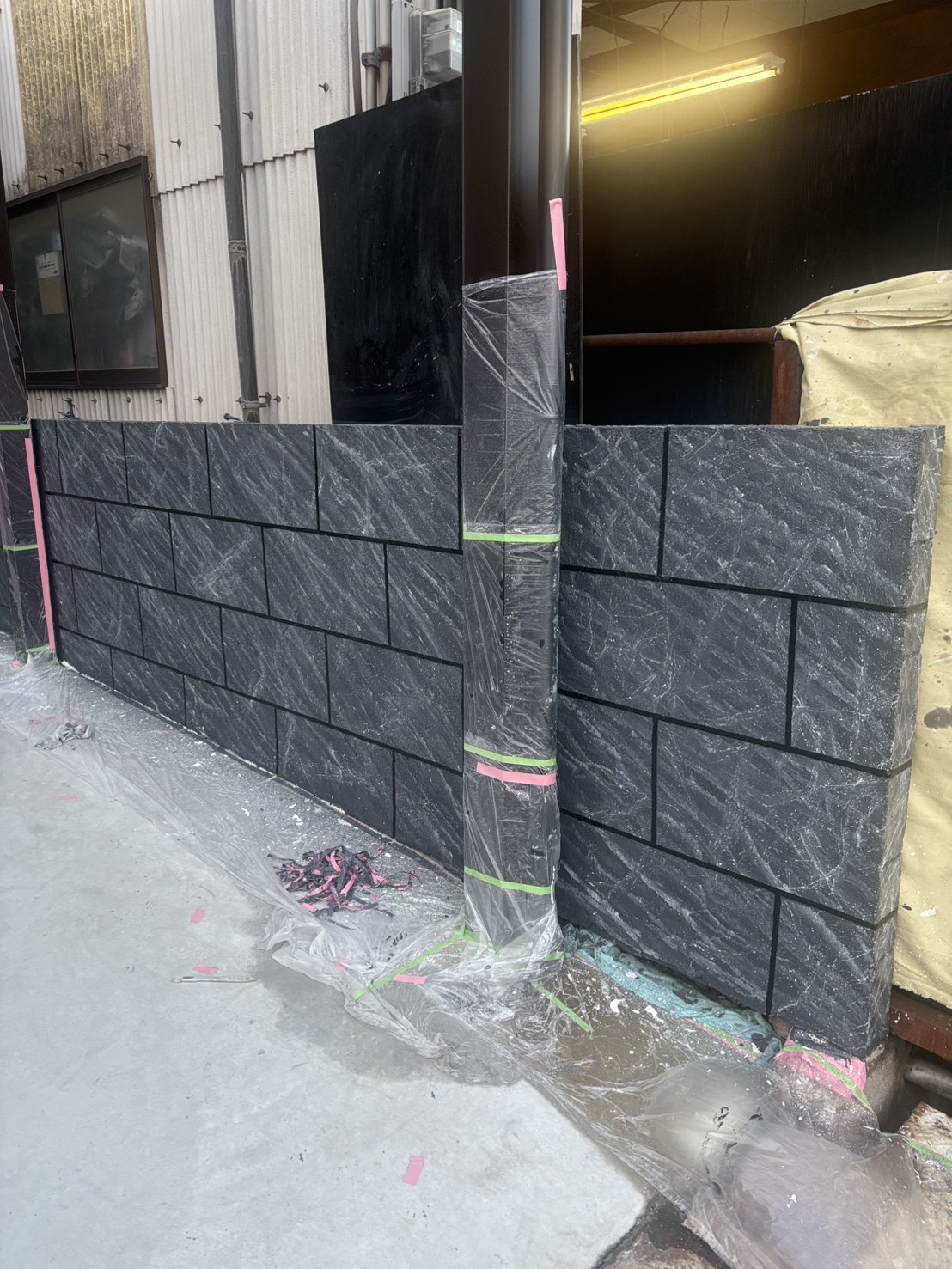 【大東市】事務所の仕切りブロック塗装